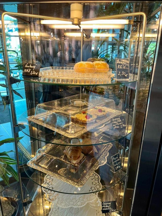De Luxe 4 May Plaza Bratislava Esterno foto